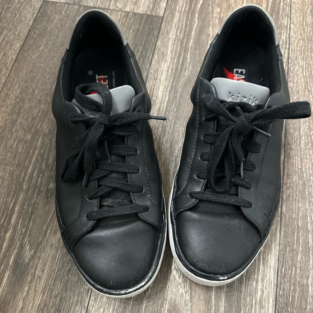 Kizik size 7 wide
Black